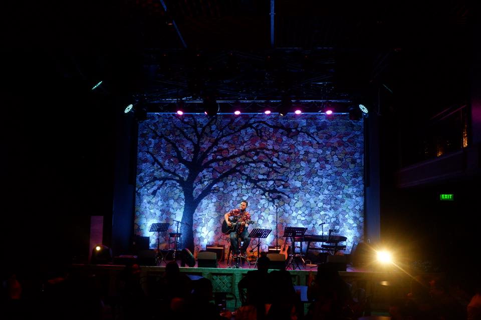 Acoustic act in El Calle